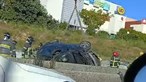Dois feridos ligeiros em capotamento de carro junto à Ponte da Arrábida