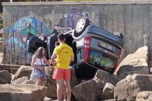 Carro encalhou nas rochas