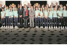 Marcelo com a comitiva da seleção nacional feminina de futebol