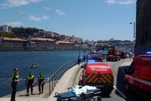 Carro cai ao rio Douro em Gaia