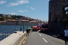 Carro cai ao rio Douro em Gaia