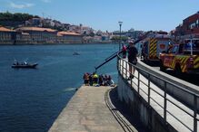Carro cai ao rio Douro em Gaia