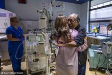 Bebés siamesas unidas pelo abdómen regressam a casa 