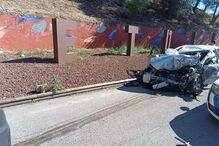 Acidente entre carro e camião na EN10 em Setúbal