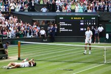 Carlos Alcaraz festeja no encontro com Djokovic