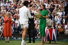 Alcaraz recebe o troféu das mãos da princesa Kate