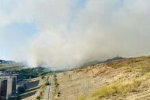 Incêndio deflagra numa zona de mato em Algés	