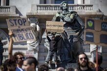 Músicos tinham salas de ensaios e estúdios no Centro Comercial Stop