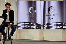 Mathieu Lehanneur na conferência de imprensa de apresentação da tocha olímpica de Paris 2024