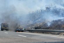 Carro arde perto da Serra do Caldeirão