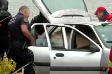 Carro retirado do Tejo