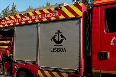 Incêndio deflagra junto à radial de Benfica. Trânsito condicionado