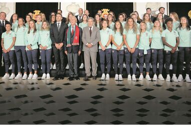 Marcelo com a comitiva da seleção nacional feminina de futebol