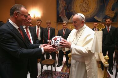 Papa recebe bola de futebol do Bayern