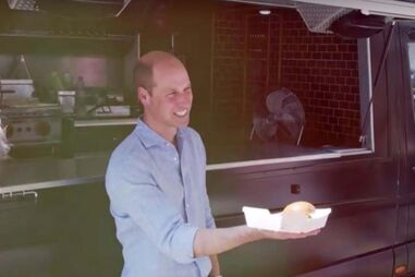 Príncipe William entrega hambúrgueres 'amigos do ambiente' em Londres  