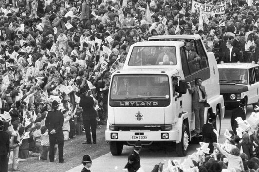 Camião Layland usado como papamóvel