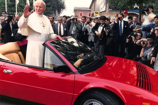 João Paulo II num Ferrari Mondial em Maranello