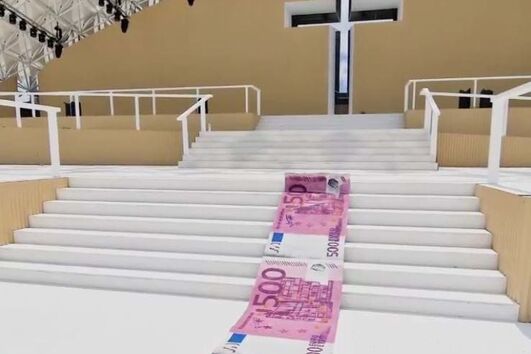 Artista plástico estende "passadeira da vergonha" ao Papa