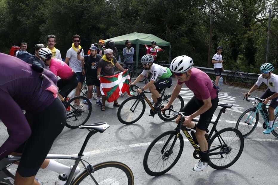 Adeptos aplaudem ciclistas antes do início do Tour de França. Prova começa no País Basco