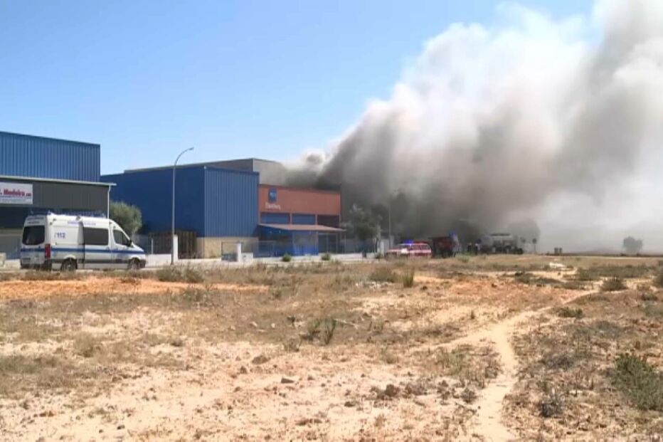 Incêndio deflagra em fábrica de congelação de peixe em Ermidas-Sado