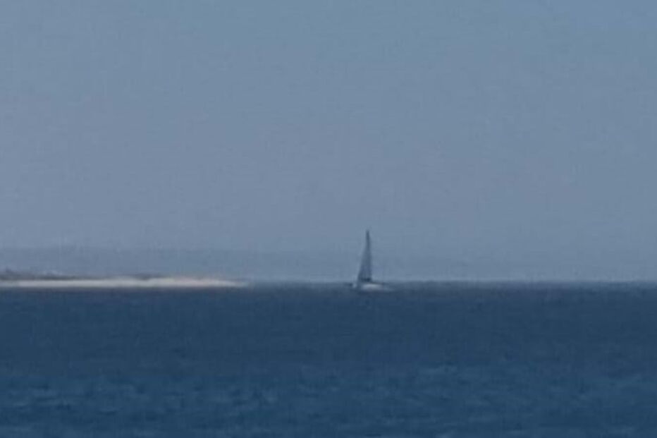 Embarcação à deriva em Caxias