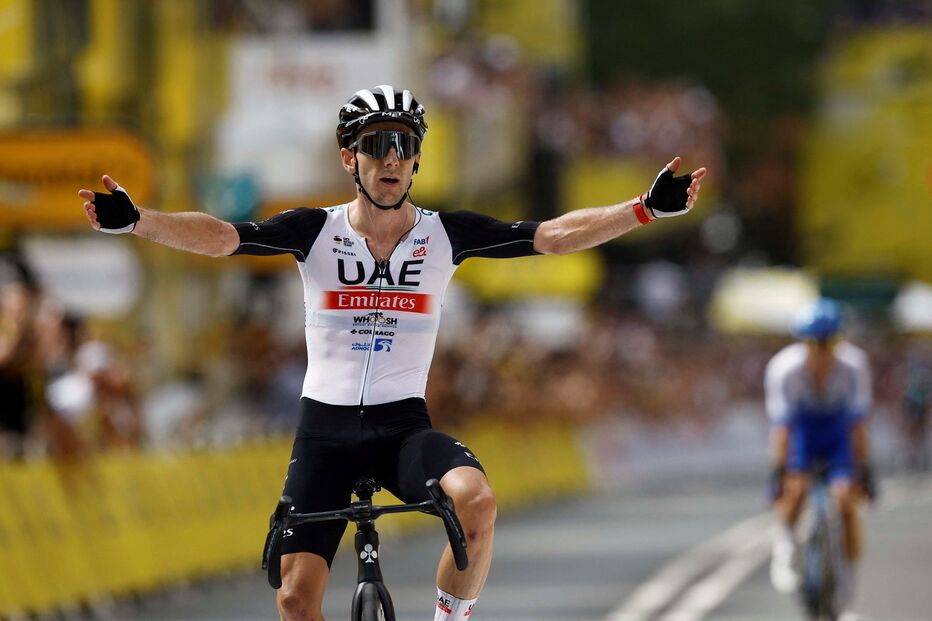 Adam Yates venceu a primeira etapa e vai ser o primeiro a vestir a cobiçada camisola amarela