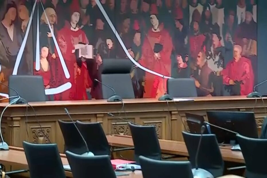 Apanhou mãe na cama com o tio e quer apagar nome do pai do registo de paternidade do irmão