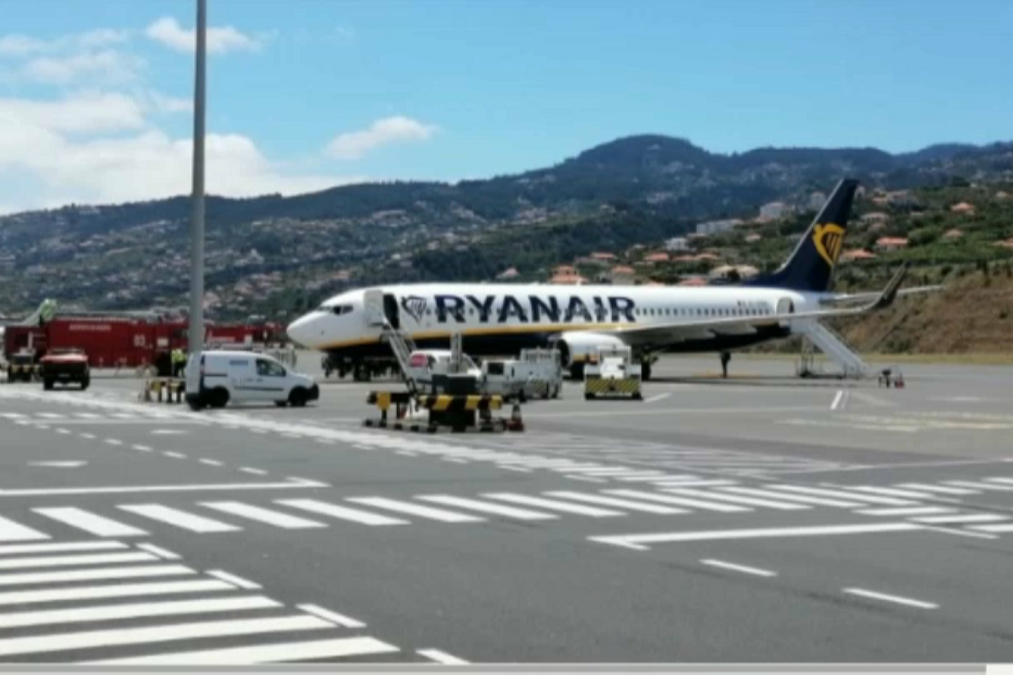 Fumo em avião da Ryanair leva ao encerramento do Aeroporto da Madeira