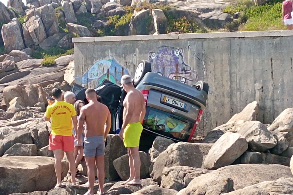 Carro embateu nas rochas da Praia da Boa Nova
