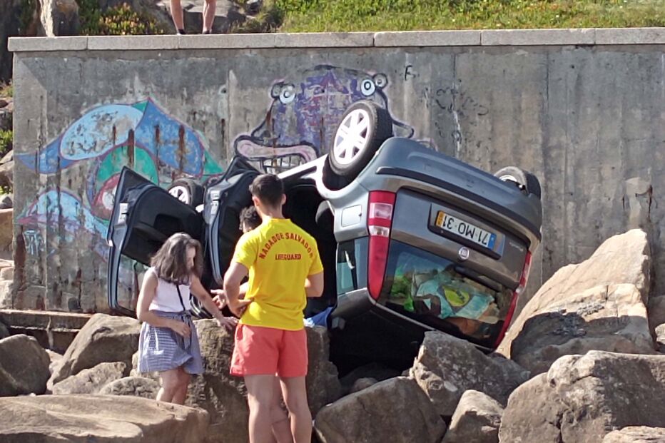 Carro encalhou nas rochas