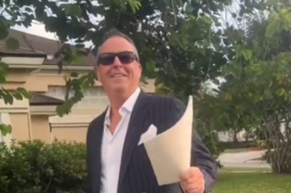 Homem celebra efusivamente divórcio e torna-se viral