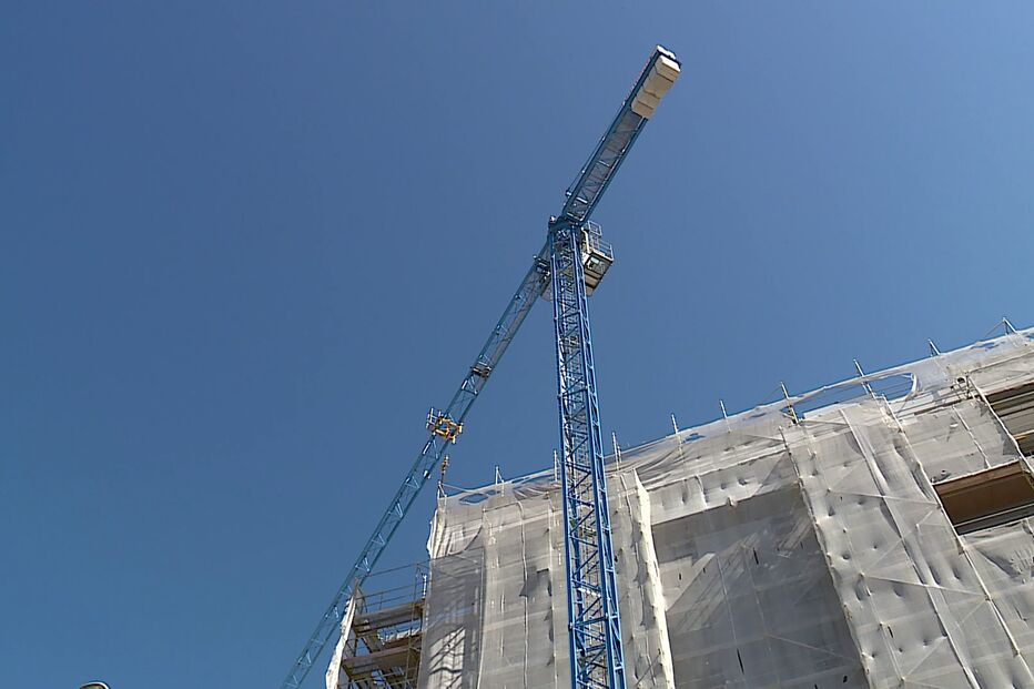 Homem caiu do alto desta grua