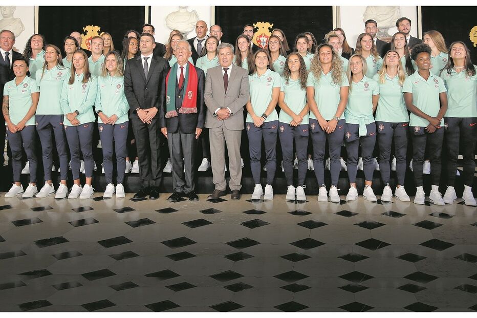 Marcelo com a comitiva da seleção nacional feminina de futebol