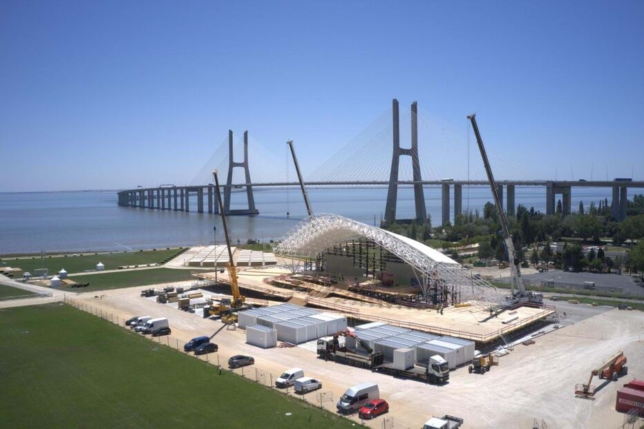 Palco principal na zona da Expo pesa 40 toneladas e tem uma área de 3250 m2