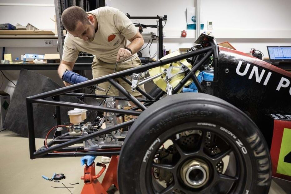 Alunos da FEUP constroem um protótipo de um carro elétrico para participar numa corrida internacional de alunos