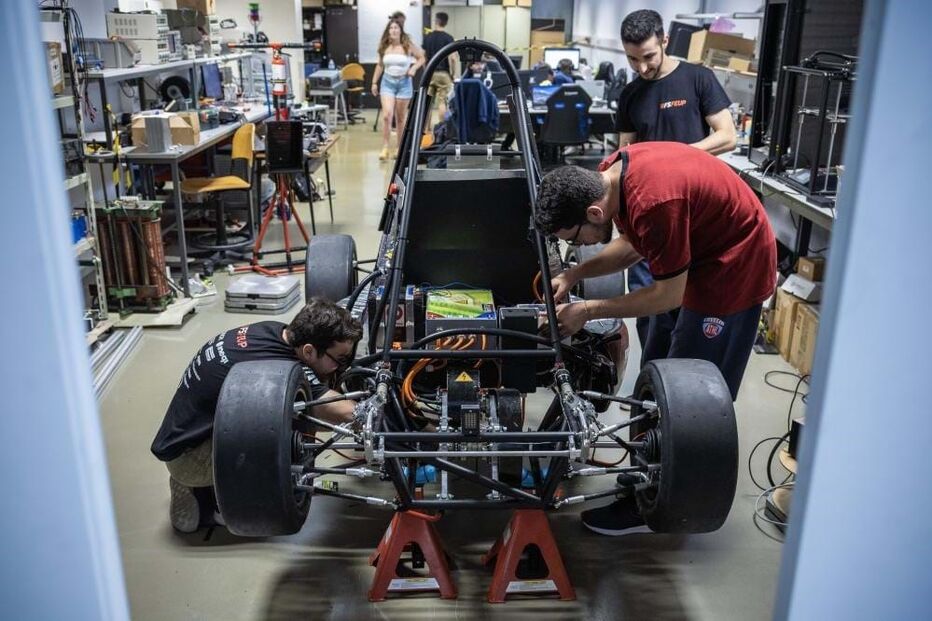 Alunos da FEUP constroem um protótipo de um carro elétrico para participar numa corrida internacional de alunos