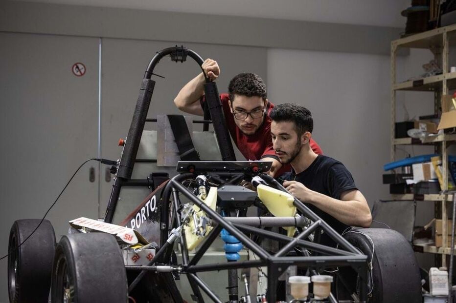 Alunos da FEUP constroem um protótipo de um carro elétrico para participar numa corrida internacional de alunos