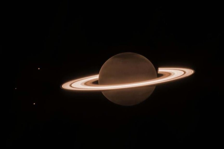 Telescópio James-Webb capta imagem de Saturno