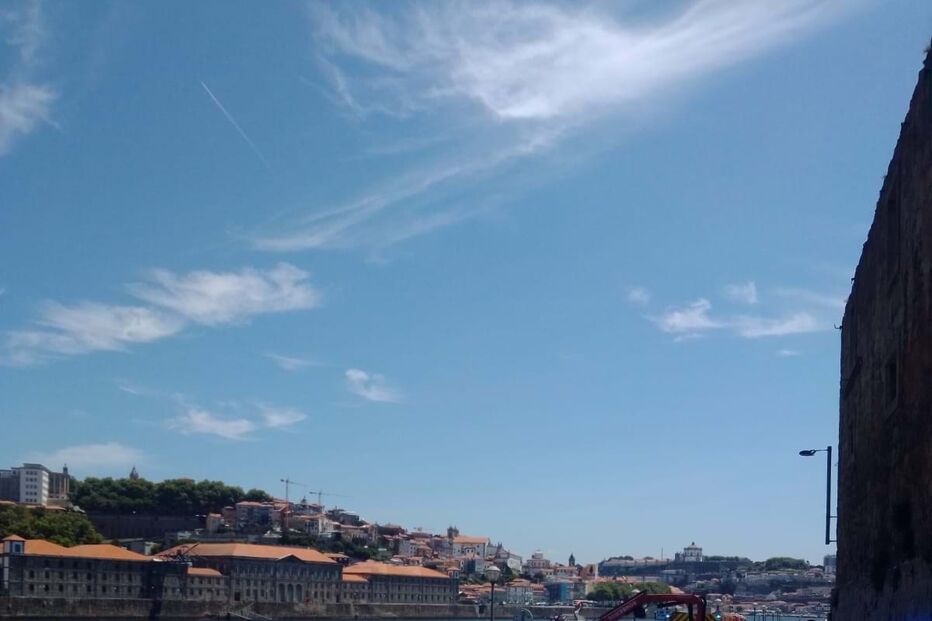 Carro cai ao rio Douro em Gaia