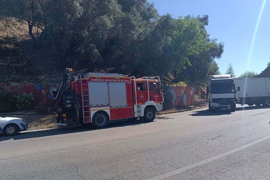 Acidente entre carro e camião na EN10 em Setúbal