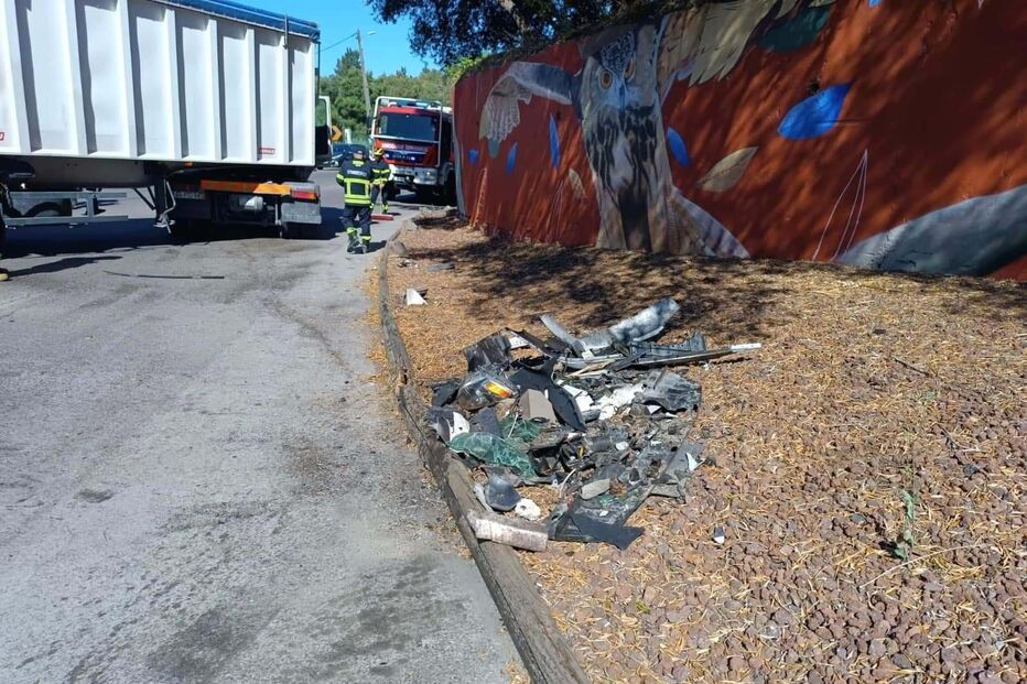 Acidente entre carro e camião na EN10 em Setúbal