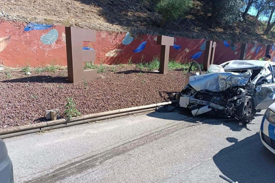 Acidente entre carro e camião na EN10 em Setúbal