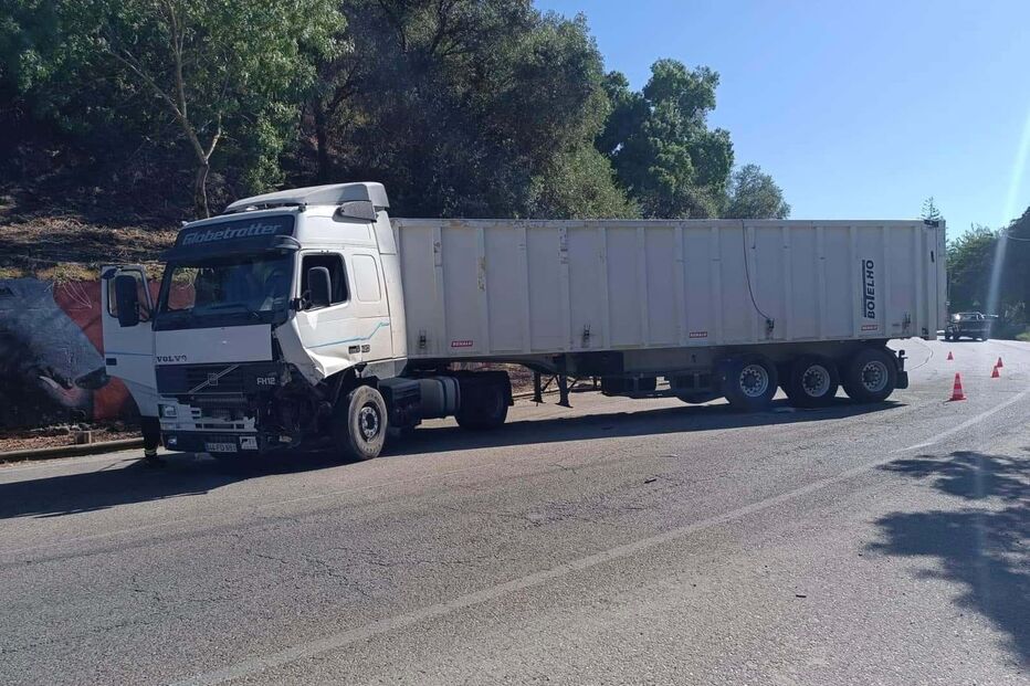 Acidente entre carro e camião na EN10 em Setúbal