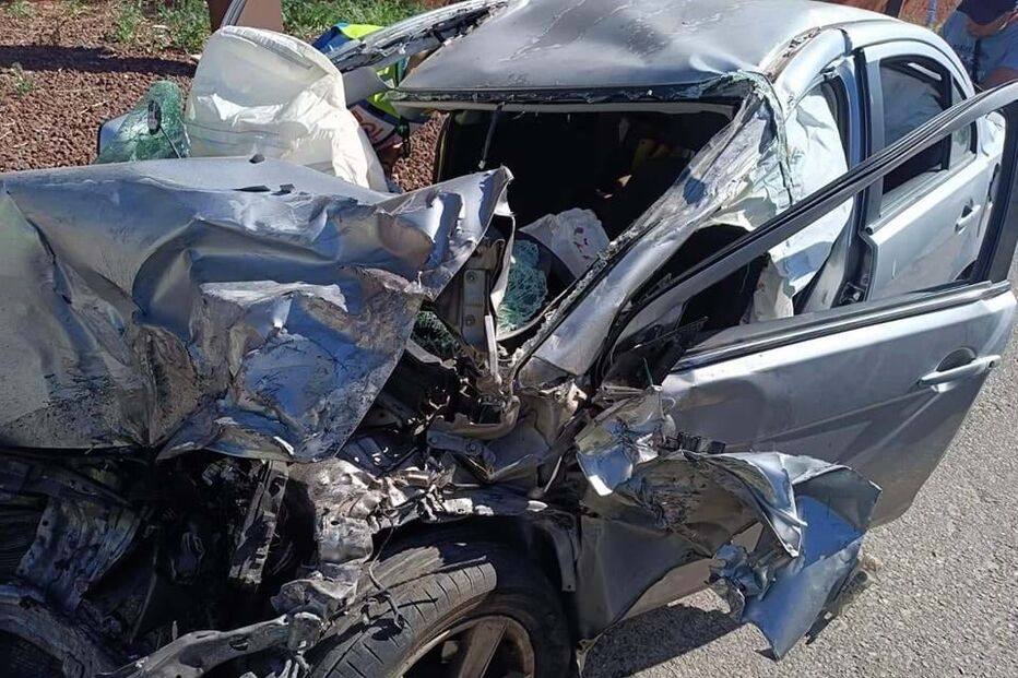 Acidente entre carro e camião na EN10 em Setúbal