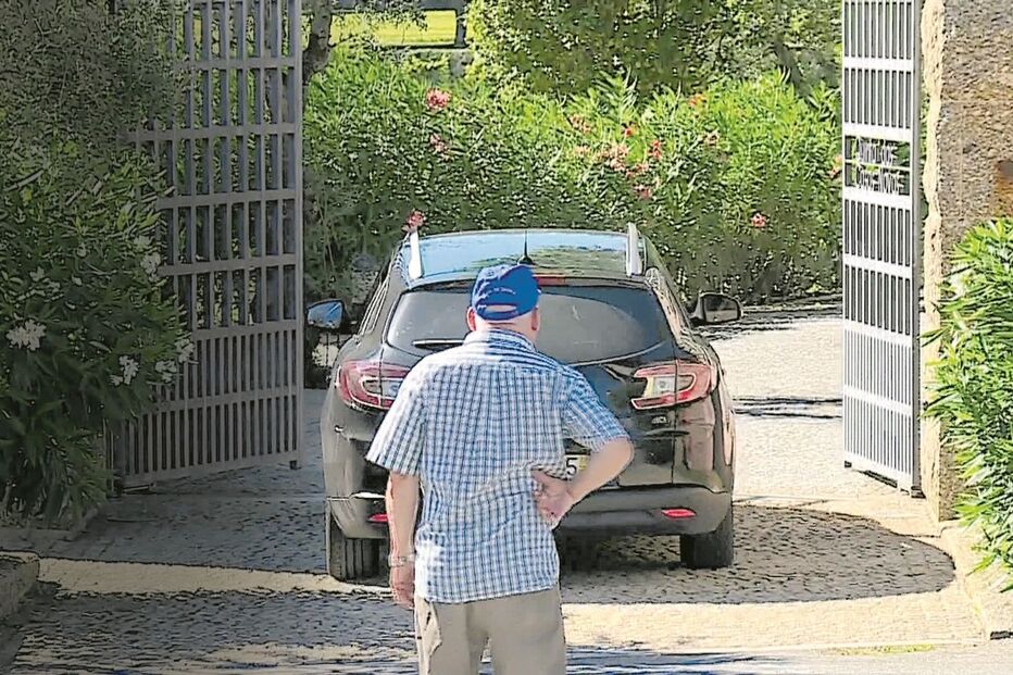 Automóvel dos inspetores a entrarem na propriedade de Armando Pereira