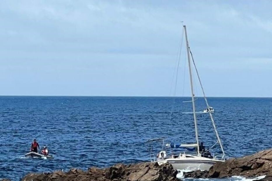 Marinha resgata homem a bordo de veleiro encalhado junto à praia dos Ingleses