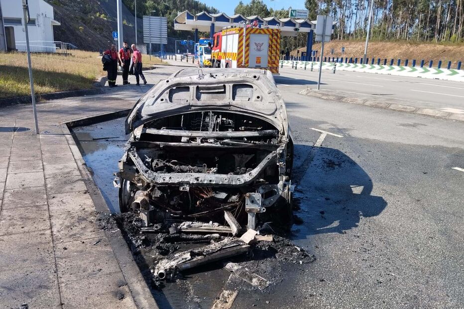 Carro destruído pelas chamas