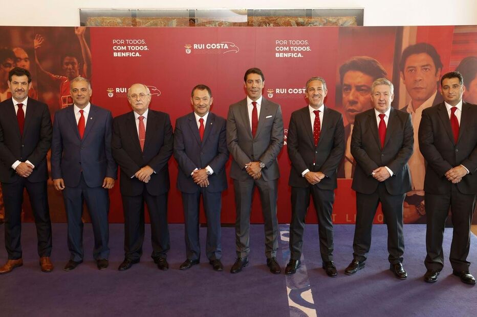 Presidente Rui Costa acompanhado de outros elementos da direção do Benfica 