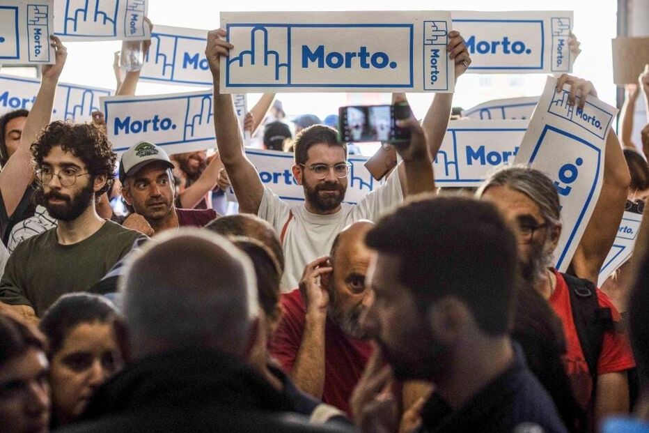 Músicos retirados do centro comercial Stop revoltados