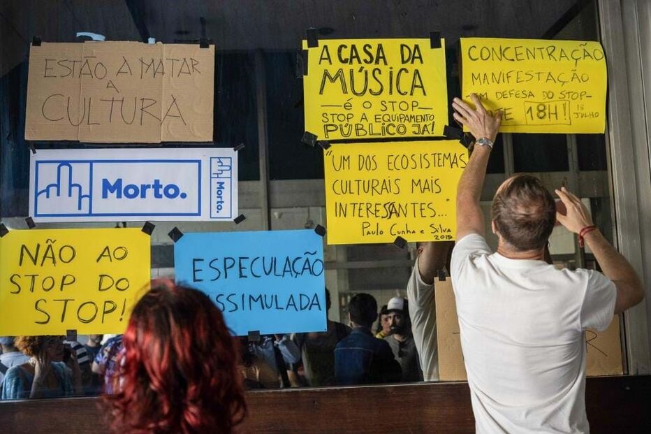 Músicos retirados do centro comercial Stop revoltados